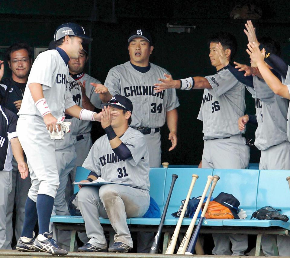 　９回、ベンチで赤坂（左）を出迎える山本昌（中央）＝撮影・保田叔久