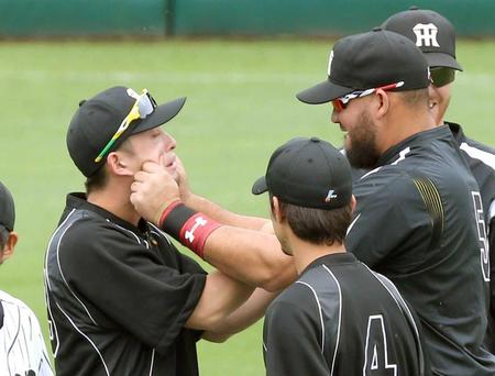 　練習前、今成の頬をつねってふざけるゴメス