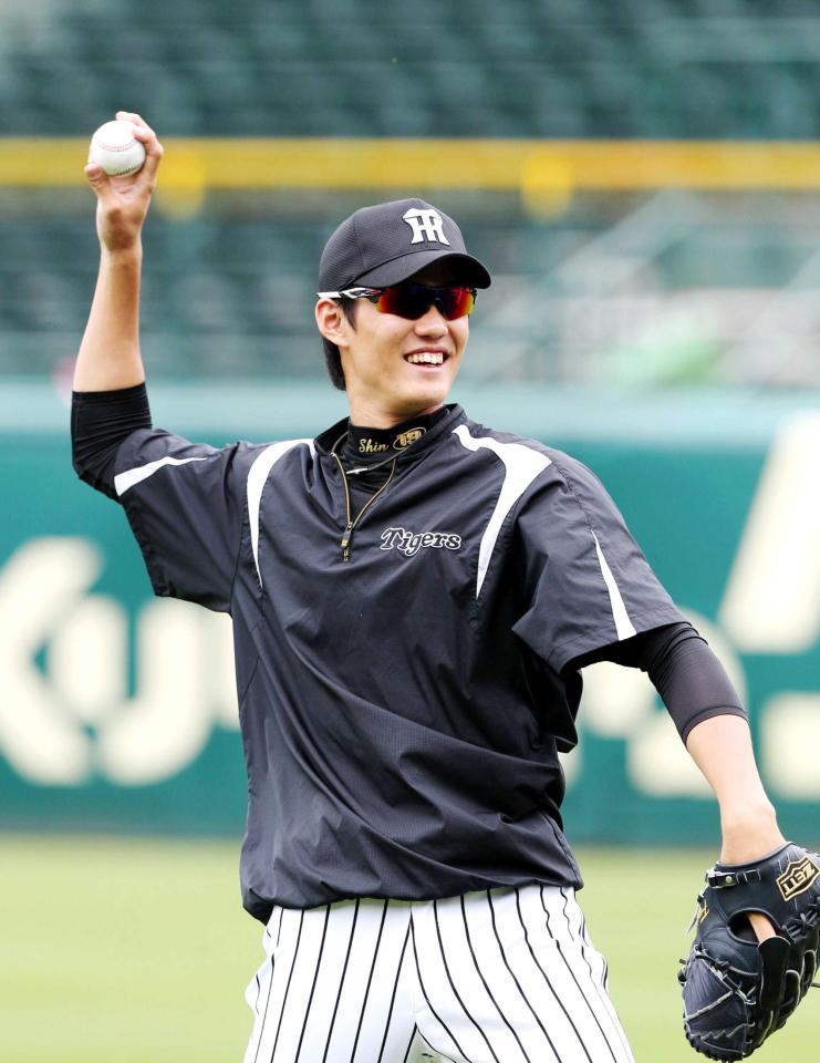 　笑顔でキャッチボールをする藤浪（撮影・保田叔久）