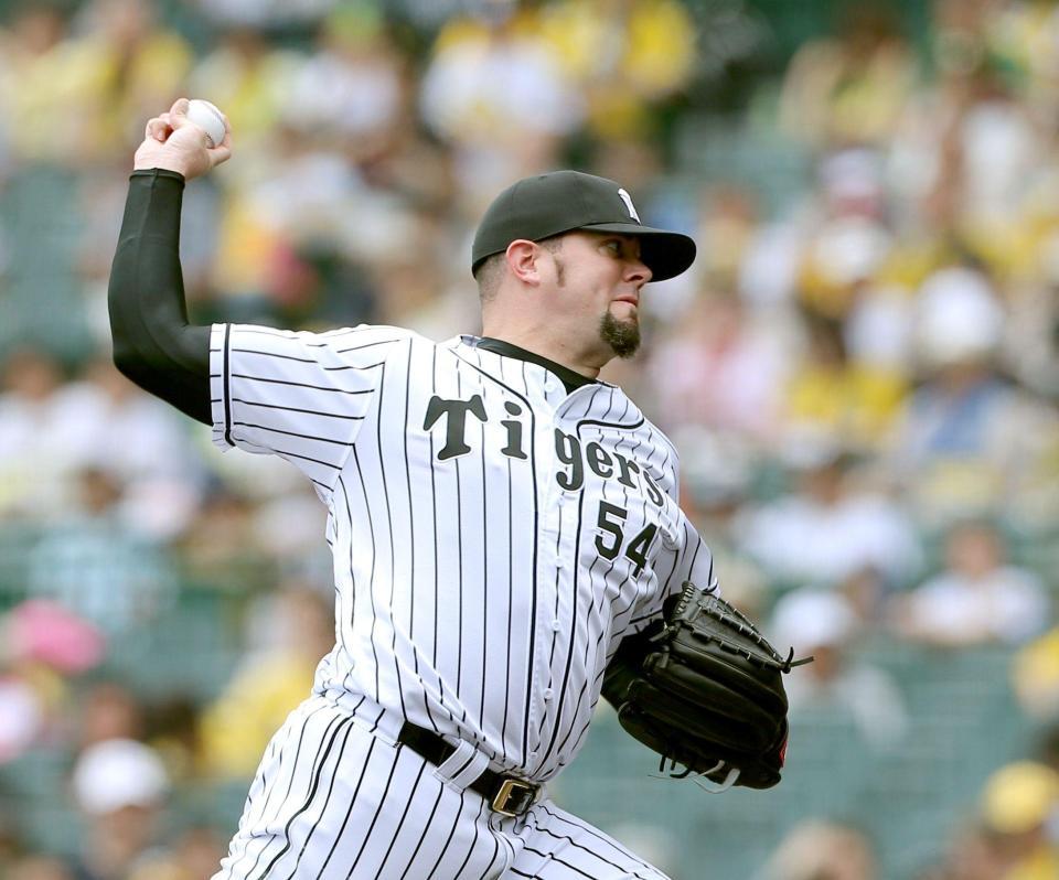 １回、ヤクルト打線を３者三振に仕留める先発のメッセンジャー＝甲子園（撮影・田中太一）