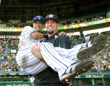 　お立ち台で上本を抱き上げ上機嫌のメッセンジャー（撮影・田中太一）