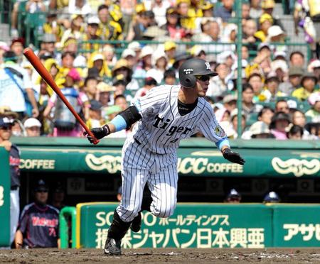 ２回、阪神・今成亮太が右前に先制の適時打を放つ＝甲子園（撮影・保田叔久）