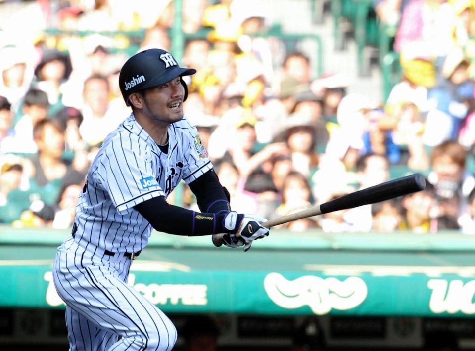 ６回、阪神・狩野恵輔が右翼線に勝ち越し適時打を放つ＝甲子園（撮影・保田叔久）