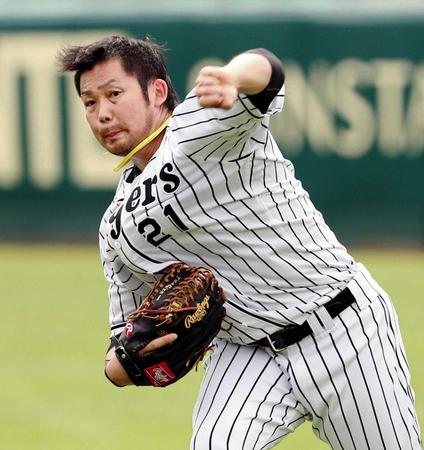 　キャッチボールで調整する岩田（撮影・棚橋慶太）