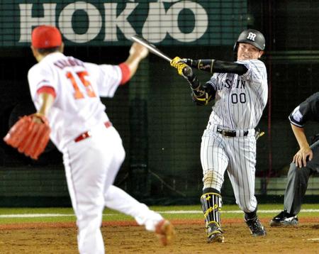 　５回、柴田は同点適時二塁打を放つ（投手・黒田）＝撮影・西岡正