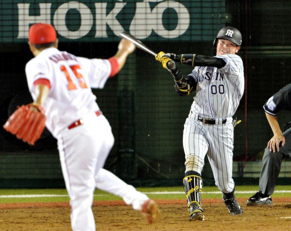 　５回、柴田は同点適時二塁打を放つ（投手・黒田）＝撮影・西岡正