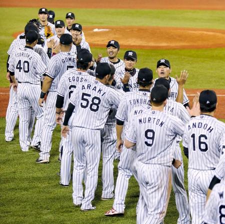 　勝利のハイタッチを交わす阪神ナイン（撮影・棚橋慶太）