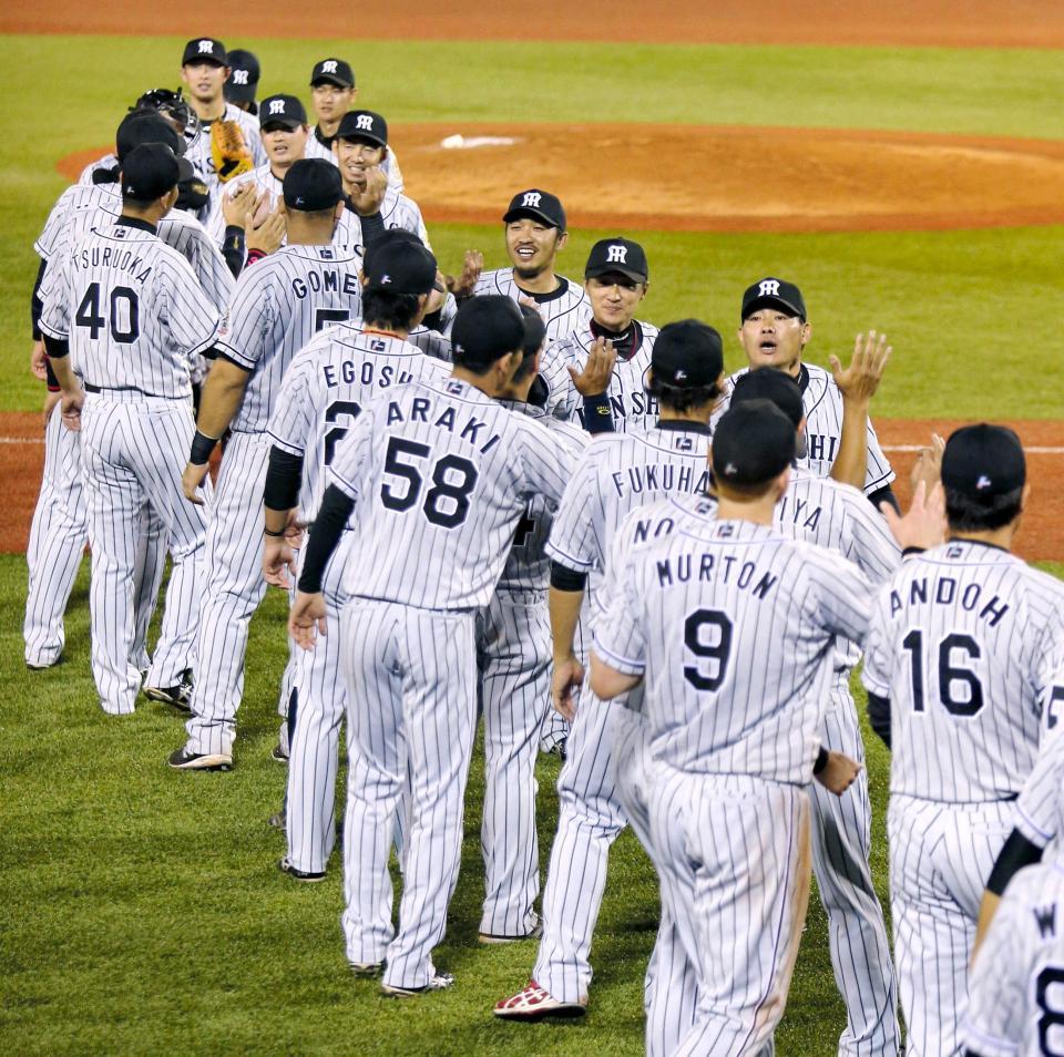 　勝利のハイタッチを交わす阪神ナイン（撮影・棚橋慶太）