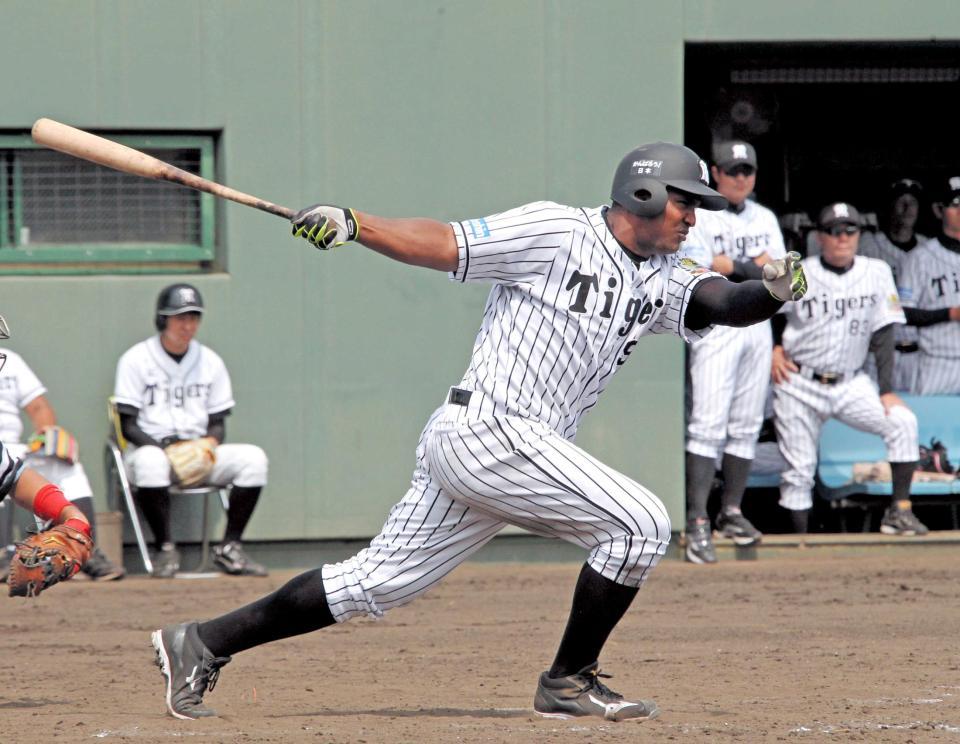 　５回、タイムリー内野安打を放つペレス（撮影・持木克友）