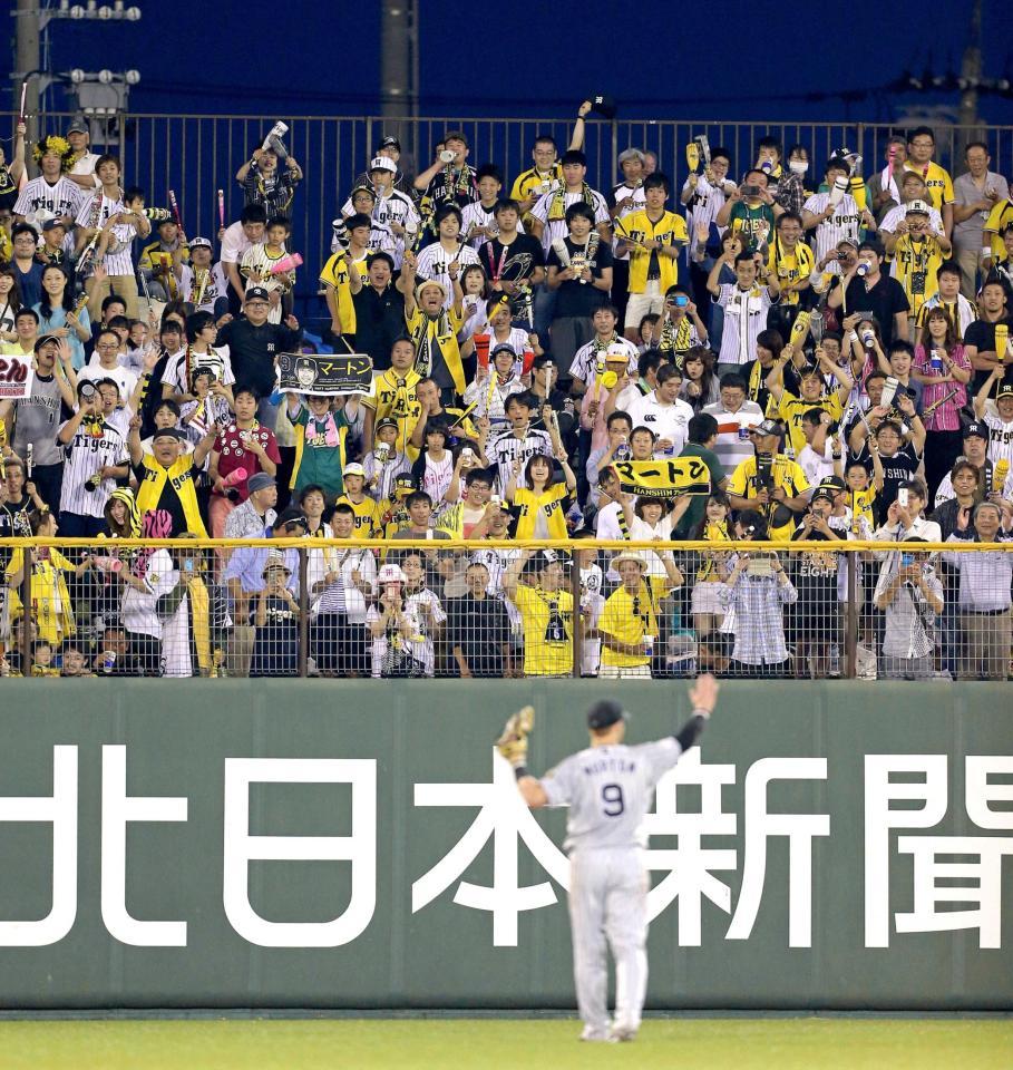 　５回にソロを放ち、守備に就く際にファンの声援に手を振って応えるマートン