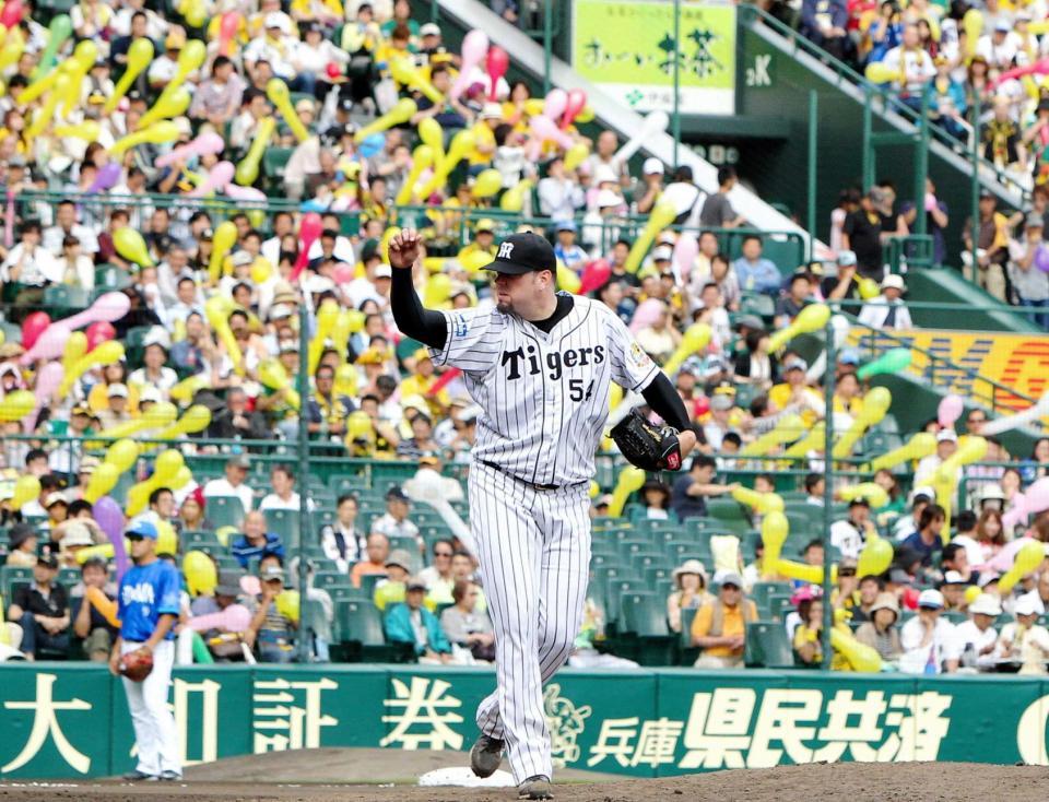 　７回、ジェット風船を背に力投するメッセンジャー（撮影・保田叔久）