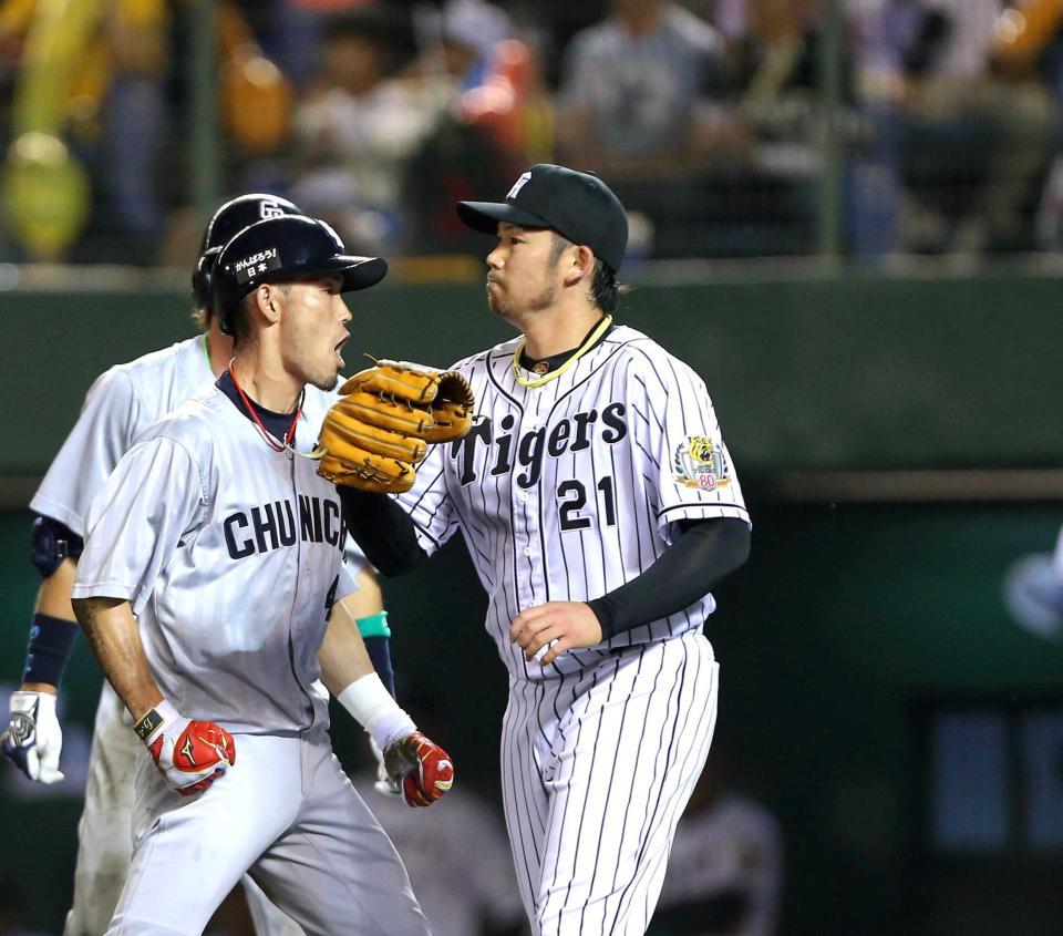 　７回、森野の犠飛で藤井（左）の生還を許す岩田（撮影・田中太一）　