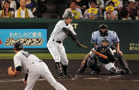 ５回、鳥谷敬左前安打を放つ＝甲子園（撮影・棚橋慶太）