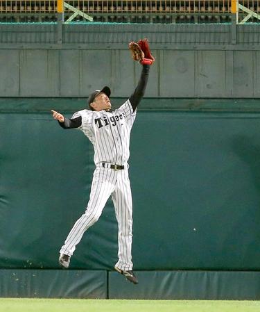 　９回、森野の打球を好捕する大和