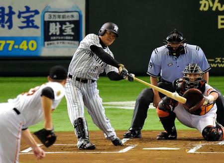 １回阪神１死三塁、福留孝介は先制の中犠飛を放つ＝東京ドーム（撮影・吉澤敬太）