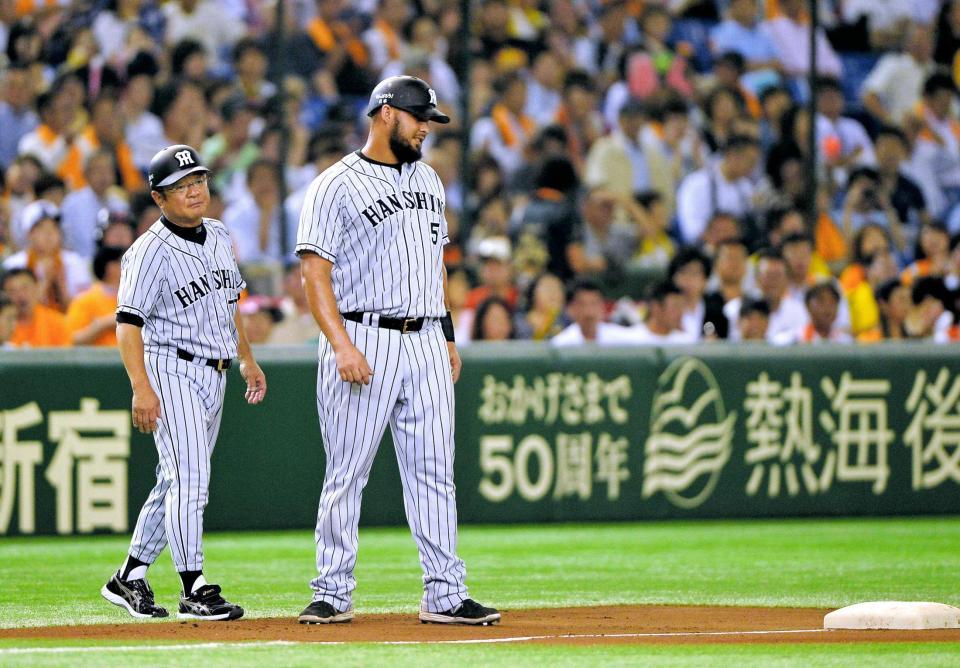 　４回、鳥谷の遊ゴロで本塁へ突入できなかった三走・ゴメス（右）＝撮影・園田高夫