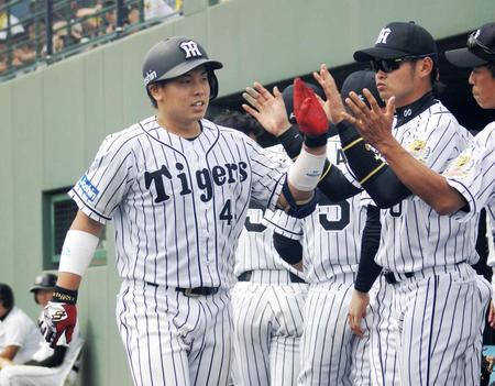 　４号ソロを放ち、ナインに祝福される梅野