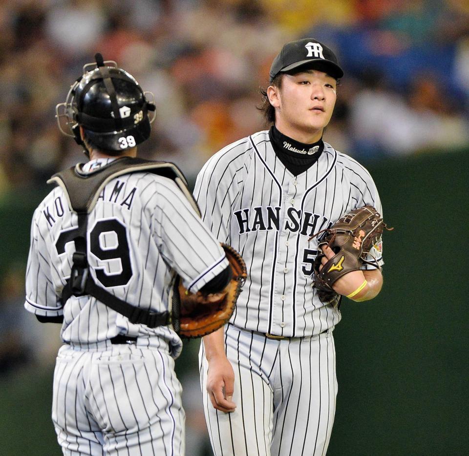 　７回、４失点しマウンドでぼう然とする松田（右）