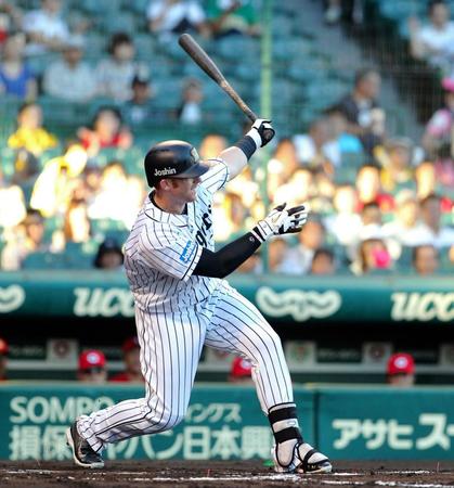 １回、阪神・マートンが左前に先制適時打を放つ＝甲子園（撮影・保田叔久）
