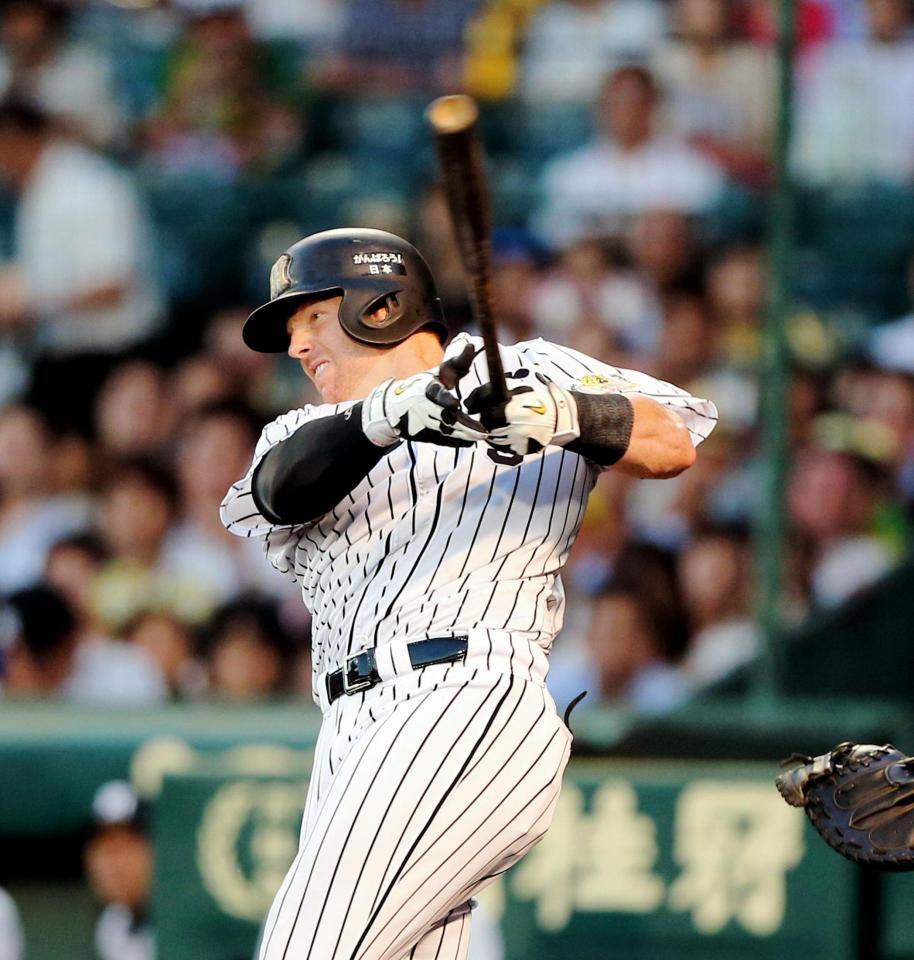 ３回、マートンは左犠飛を放つ（撮影・棚橋慶太）