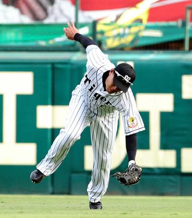 　１回、菊池の打球をランニングキャッチする福留（撮影・保田叔久）