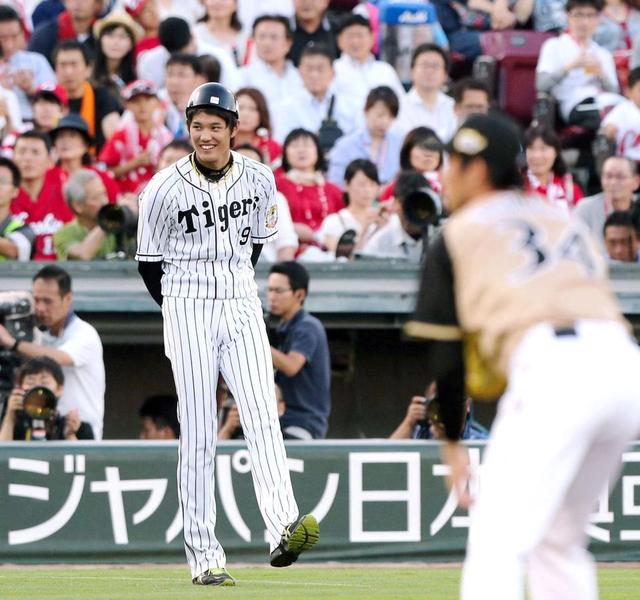 藤浪三塁コーチ、この日も右腕で貢献