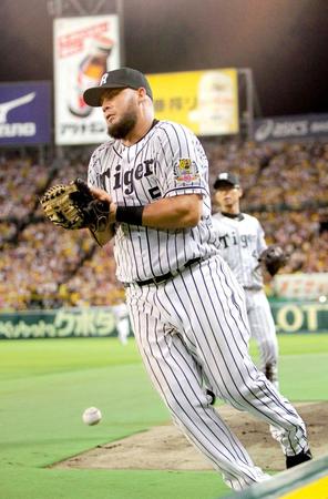 　９回、長野の邪飛を捕り損ねるゴメス