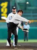 始球式で投球する佐渡裕氏（撮影・飯室逸平）