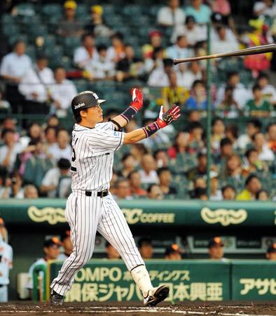 １回阪神２死満塁、阪神・新井良太が中越えに走者一掃の適時二塁打を放つ＝甲子園（撮影・保田叔久）