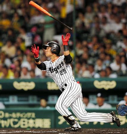 ６回阪神無死、阪神・江越大賀は左越えにソロを放つ＝甲子園（撮影・飯室逸平）