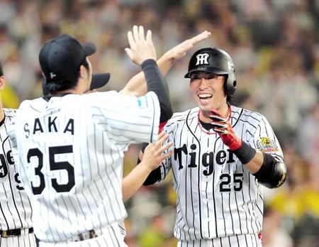 　６回、ソロを放ちナインの手荒い祝福に笑顔をみせる江越（右）＝撮影・保田叔久