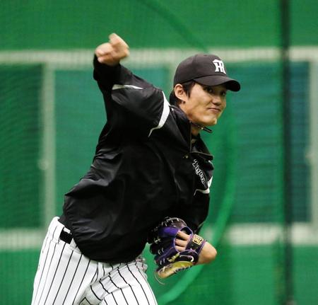 キャッチボールで調整する阪神・藤浪晋太郎＝甲子園（撮影・棚橋慶太）