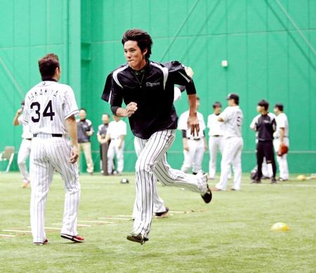 　ダッシュを繰り返す藤浪（撮影・棚橋慶太）