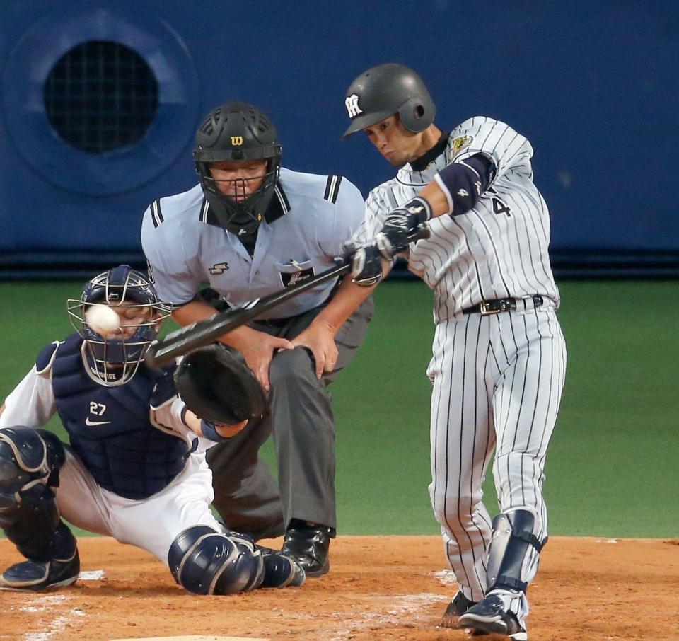 ３回、右前へ適時打を放つ上本（撮影・田中太一）