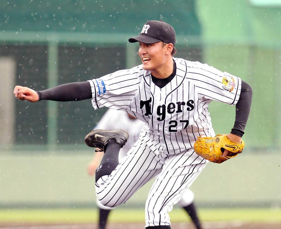 　雨の中で力投する秋山