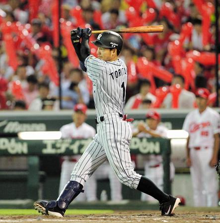 　７回、鳥谷が中前に適時打を放つ（撮影・保田叔久）