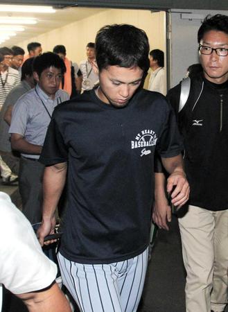 　試合後、球場から引き揚げる上本