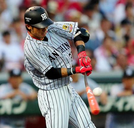 ３回２死一、二塁、バットをしならせながら適時二塁打を放つ江越