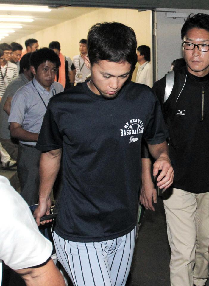 　試合後、球場から引き揚げる上本