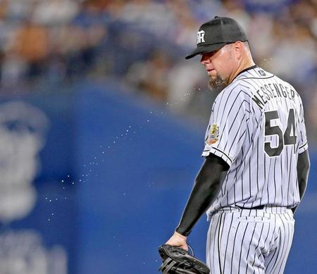 　６回、ピンチを迎え、頭を振って汗を吹き飛ばすメッセンジャー（撮影・田中太一）　