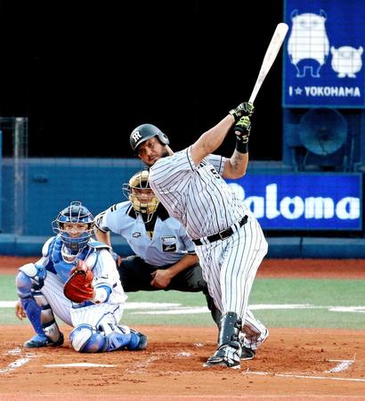　１回、右前へ先制タイムリーを放つゴメス