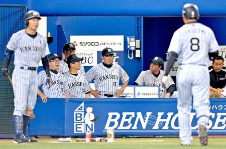 　７回、代打・福留（右）が二ゴロで凡退。ベンチで厳しい表情の和田監督（中央）＝撮影・西岡正