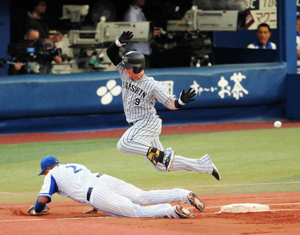 　１回、適時打を放ったマートンはロペスを飛び越える（撮影・持木克友）