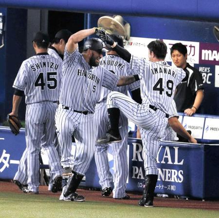 　６回、左越え２点本塁打を放ちベンチ前で今成とポーズを決めるゴメス（撮影・持木克友）