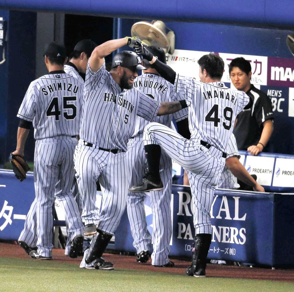 　６回、左越え２点本塁打を放ちベンチ前で今成とポーズを決めるゴメス（撮影・持木克友）