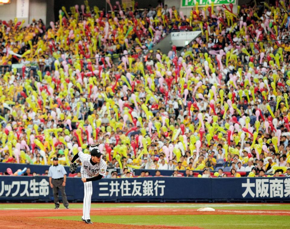 ジェット風船を背に力投する阪神・能見篤史＝京セラドーム（撮影・飯室逸平）