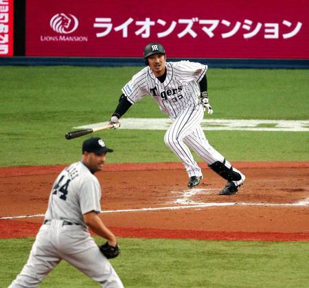 ８回、坂は勝ち越し適時三塁打を放つ（撮影・棚橋慶太）