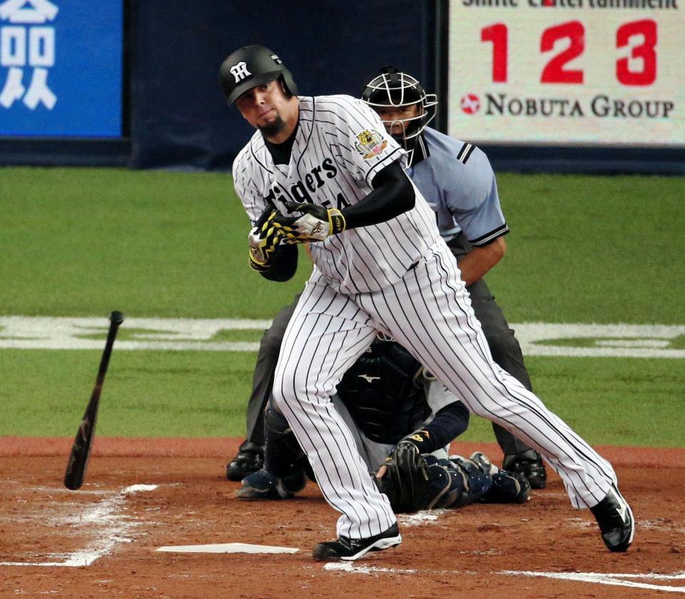 ３回、メッセンジャーは先制適時打を放ちバットを放り投げる（撮影・棚橋慶太）