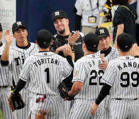 　ナインを笑顔で出迎えるメッセンジャー（撮影・棚橋慶太）