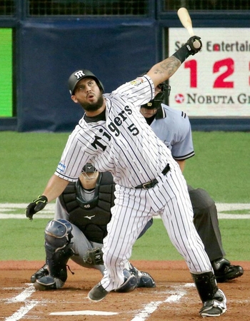 ２回阪神、先制ソロを放つゴメス（撮影・飯室逸平）